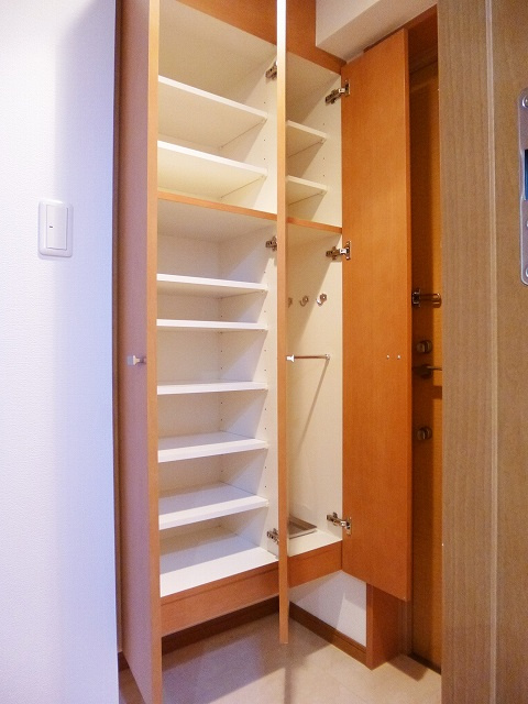 オーキッドレジデンス三ノ輪Ⅱの玄関|収納豊富なトールタイプのシューズＢＯＸ