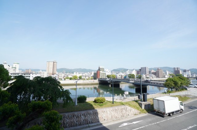 【展望】 | サニーハイム舟入（リノベ済ペット可） | 【四季を感じる】
四季の移ろい・爽やかな青空や風を感じられ
自然を愉しめるパノラマビュー。
毎日の暮らしに余裕を感じさせてくれる、
遮る物の無い開放的な眺望を是非、ご堪能ください。