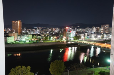 【展望】 | サニーハイム舟入（リノベ済ペット可） | 【Night View】
物件からの夜の景色は、隠れ夜景スポットのよう。
お仕事から疲れて帰ってきて、この夜景を楽しめるのも
この立地ならでは。