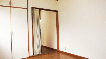 シャンブルレポの居間・リビング|アコーディオンカーテンで仕切られています