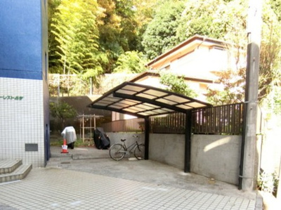 【その他共用部分】 | フォーレスト日吉 | 屋根付きの駐輪場で雨が降っても大切な自転車が濡れなくてすみますね♪荷物が重いときに自転車があれば助かりますね！