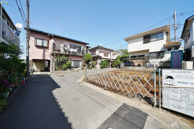 【横浜市保土ケ谷区新井町58-10新築戸建て】（上菅田笹の丘小学校・新井中学校）の前面道路含む現地写真