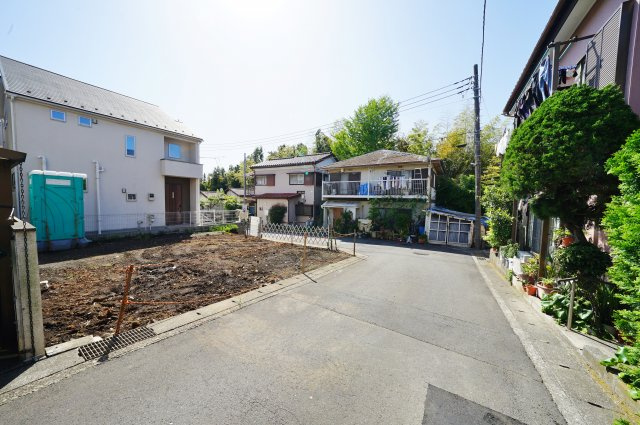 【横浜市保土ケ谷区新井町58-10新築戸建て】（上菅田笹の丘小学校・新井中学校）の前面道路含む現地写真