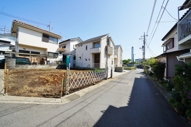 【横浜市保土ケ谷区新井町58-10新築戸建て】（上菅田笹の丘小学校・新井中学校）の前面道路含む現地写真