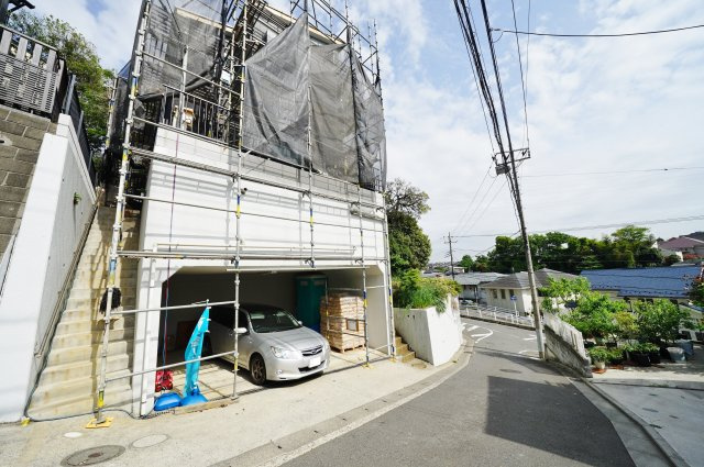 収納豊富な３ＳＬＤＫ！カースペース２台♪保土ケ谷区上菅田町　新築戸建ての前面道路含む現地写真