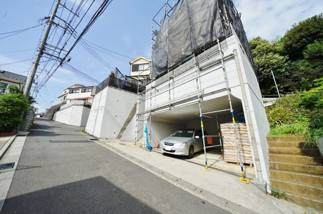 収納豊富な３ＳＬＤＫ！カースペース２台♪保土ケ谷区上菅田町　新築戸建ての前面道路含む現地写真