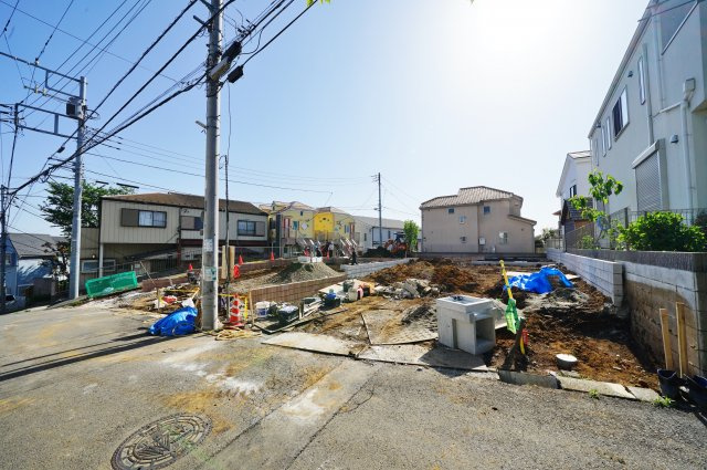 保土ヶ谷駅徒歩１０分！カースペース２台♪保土ケ谷区霞台　全３棟新築戸建ての前面道路含む現地写真