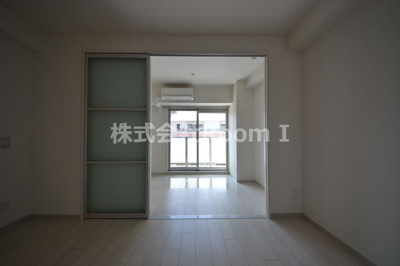 【居間・リビング】 | LaCASA上本町 | こちらのリビングで趣味の時間をお楽しみください