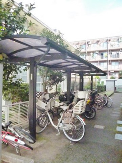 【その他共用部分】 | 屋根付きの駐輪場で雨が降っても大切な自転車が濡れなくてすみますね♪荷物が重いときに自転車があれば助かりますね！