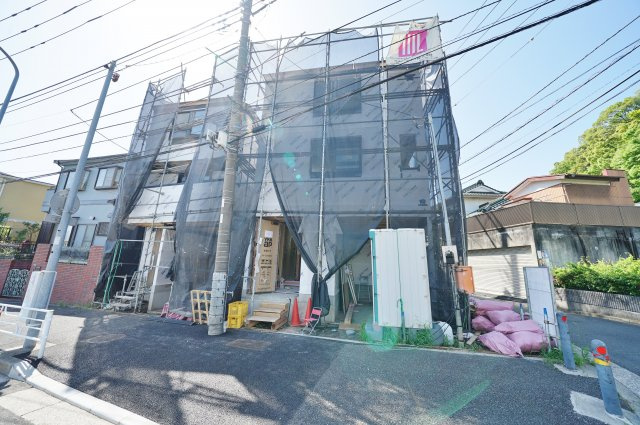 前面道路約１０ｍ、角地につき開放感があります♪駅からフラットな立地！の外観