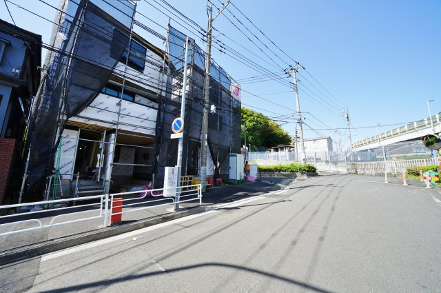 前面道路約１０ｍ、角地につき開放感があります♪駅からフラットな立地！の前面道路含む現地写真