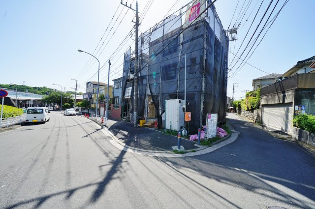 前面道路約１０ｍ、角地につき開放感があります♪駅からフラットな立地！の前面道路含む現地写真