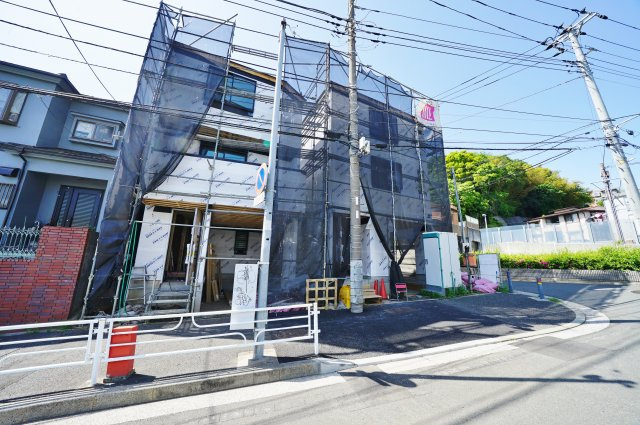 前面道路約１０ｍ、角地につき開放感があります♪駅からフラットな立地！の外観