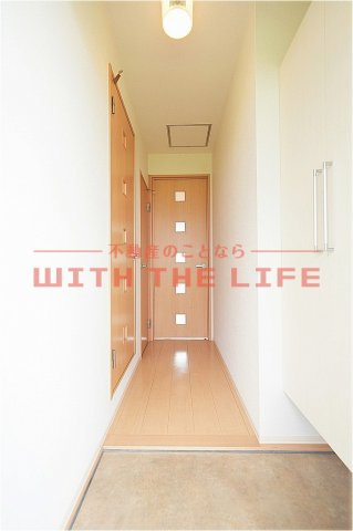 ガーデンヒルズ荒木【キャッシュバック対象】の玄関|明るい玄関です