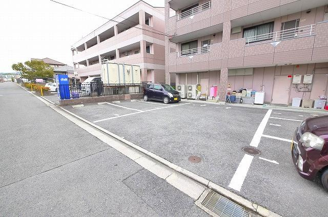 KARAMOSS（カラモス）の駐車場