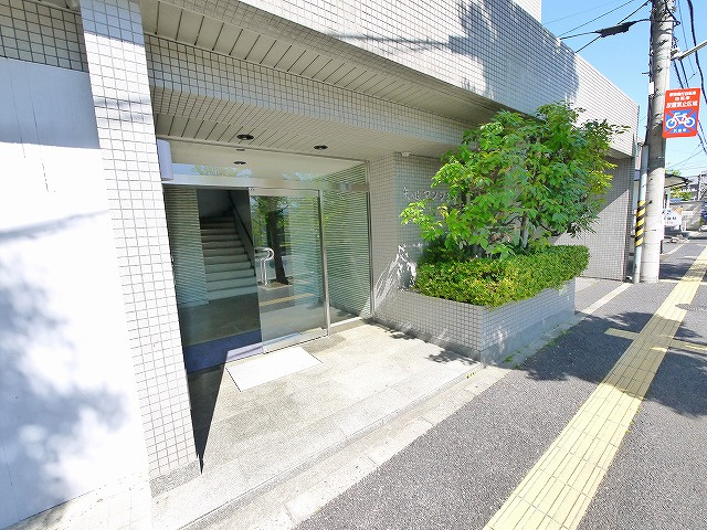 矢追マンションのエントランス|建物の内部です