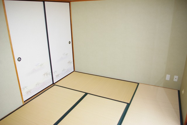 矢追マンションの寝室|広くて明るい寝室