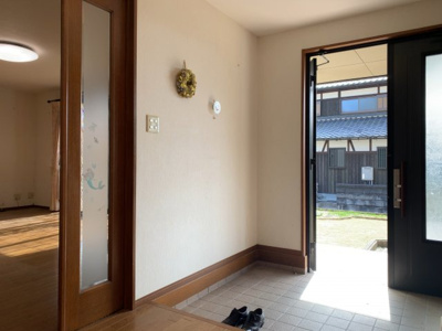 【玄関】 | 大津市日吉台4丁目28-14　中古戸建 | ゆったりとした玄関です
