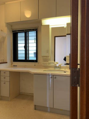 【独立洗面台】 | 大津市日吉台4丁目28-14　中古戸建 | 独立洗面化粧台が付いています