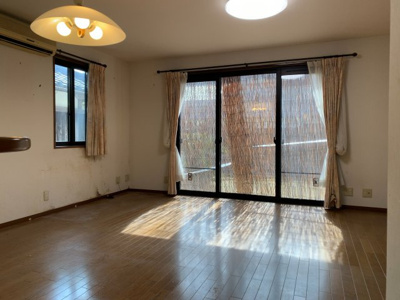 【居間・リビング】 | 大津市日吉台4丁目28-14　中古戸建 | ゆったり過ごせる居間です