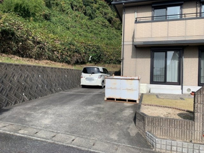 【駐車場】 | 大津市日吉台4丁目28-14　中古戸建 | 駐車場があるので、車を買う予定の方も安心です