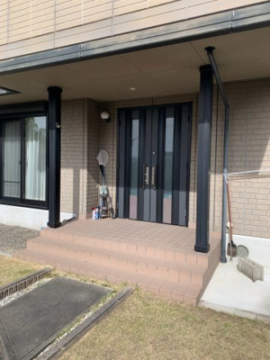 【玄関】 | 大津市日吉台4丁目28-14　中古戸建 | 明るい玄関です