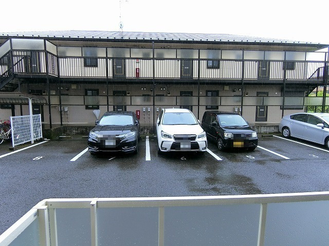 ハイツジュネスの駐車場