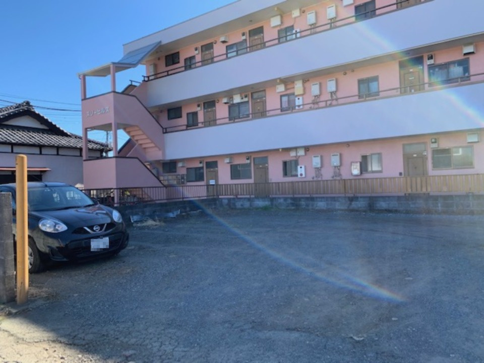 スリーヒルズの駐車場