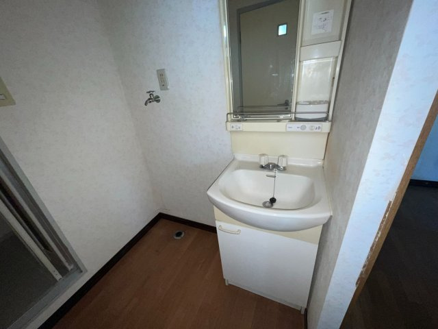 スリーヒルズの洗面所|※別号室参考写真です