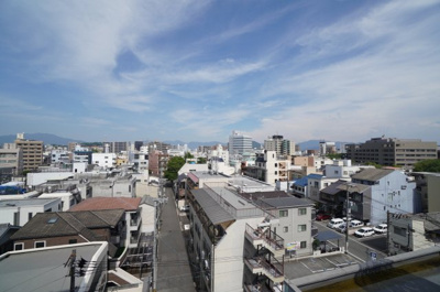 【展望】 | Jcity千田町（リノベ済） | 【眺望】
バルコニーからの眺望です。
目の前に建物がないため圧迫感もなく、
柔らかな風を感じられ、お洗濯物がよく乾きそう！