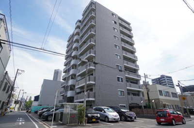 【外観】 | Jcity千田町（リノベ済） | 【耐震性】
耐震性の高さを判断するポイントは、
建築確認申請日が1981年6月1日以降の
新耐震基準に適合しているかどうか。
震度６程度の大地震でも
建物が崩壊しないレベルが基準になりました。