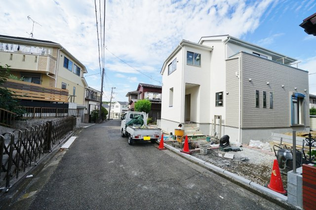 【横浜市保土ケ谷区上菅田町432-37新築戸建て】★仲介手数料無料★（上菅田笹の丘小学校・上菅田中学校）の前面道路含む現地写真|西側約4.5ｍの道路に面しています