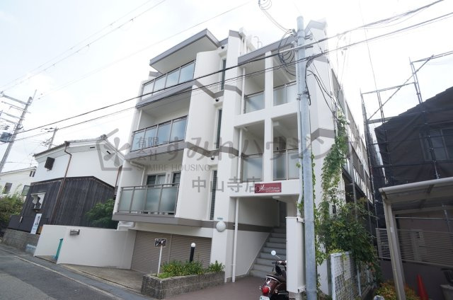 コンフィメゾン中山寺の外観