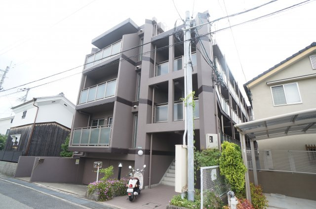 コンフィメゾン中山寺の外観