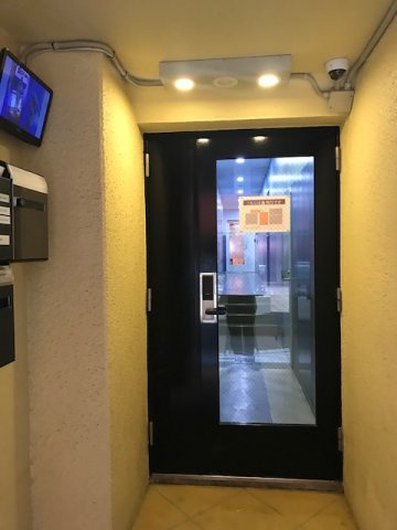 クラスアクトビルの玄関