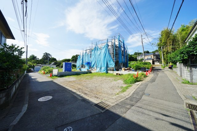 全棟ルーフバルコニー、ＬＤＫ２０帖以上、カースペース２台♪の前面道路含む現地写真