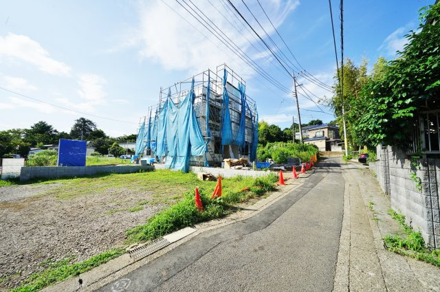 全棟ルーフバルコニー、ＬＤＫ２０帖以上、カースペース２台♪の前面道路含む現地写真