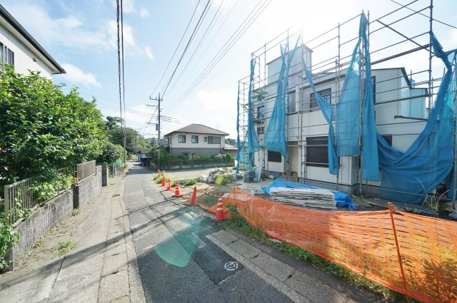 全棟ルーフバルコニー、ＬＤＫ２０帖以上、カースペース２台♪の前面道路含む現地写真
