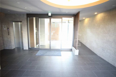 【エントランス】 | LA MAISON VERTE | 建物の内部です