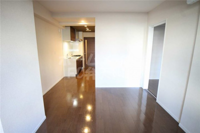 【居間・リビング】 | LA MAISON VERTE | こちらの居間で趣味の時間をお楽しみください