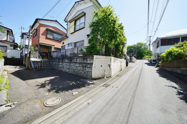 【横浜市保土ケ谷区川島町763-11新築戸建て】（坂本小学校・保土ヶ谷中学校）の前面道路含む現地写真|住環境に配慮された低層住居専用地域で静かな環境でお住まいいただけます。