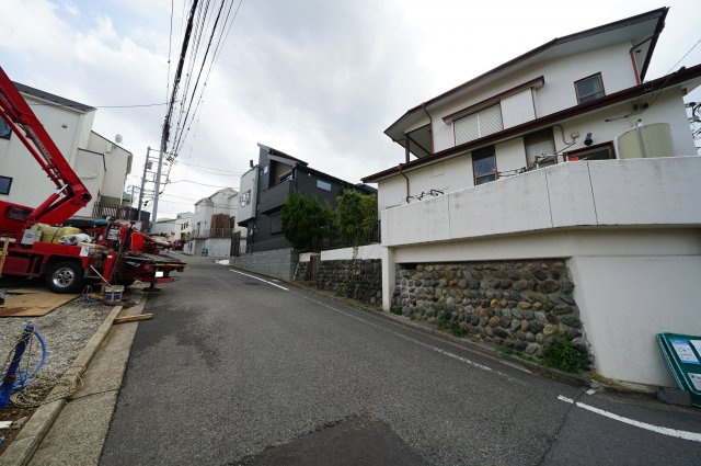 【横浜市西区浅間台38-7新築戸建てA号棟】★仲介手数料無料★（宮ヶ谷小学校・軽井沢中学校）の前面道路含む現地写真|WICやSIC、ロフトもあり収納豊富なお住まいです。
