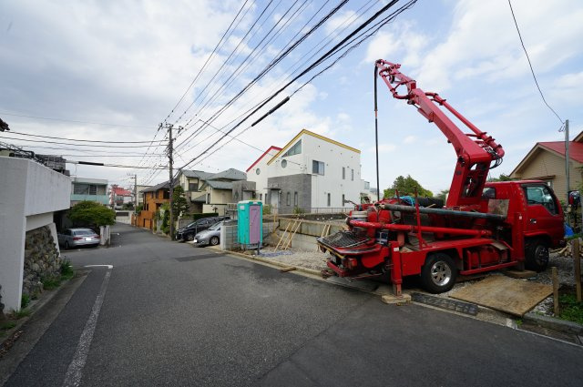【横浜市西区浅間台38-7新築戸建てA号棟】★仲介手数料無料★（宮ヶ谷小学校・軽井沢中学校）の前面道路含む現地写真|前面道路は幅員約5.8メートルと広くお車の出し入れもラクラクです。