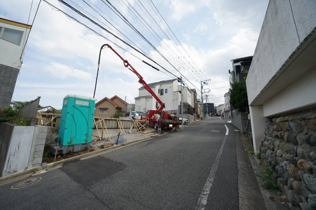 【横浜市西区浅間台38-7新築戸建てA号棟】★仲介手数料無料★（宮ヶ谷小学校・軽井沢中学校）の前面道路含む現地写真|周囲は落ち着いた雰囲気の住宅街です。