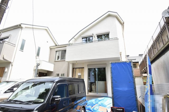 【外観】 | ＼南側６ｍ公道＋駐車スペースで陽当り良好な４ＬＤＫ／　杉並区成田東の４LDK＋P | 南側６ｍ公道＋駐車スペースで陽当り良好な４ＬＤＫ！一階のリビングフロアには水廻り設備を集約させた導線の良い間取りプラン。収納も豊富な新邸、販売開始致しました！！