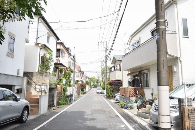 【前面道路含む現地写真】 | ＼南側６ｍ公道＋駐車スペースで陽当り良好な４ＬＤＫ／　杉並区成田東の４LDK＋P | 南側６ｍ公道＋駐車スペースで陽当り良好な４ＬＤＫ！一階のリビングフロアには水廻り設備を集約させた導線の良い間取りプラン。収納も豊富な新邸、販売開始致しました！！