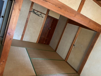 【和室】 | しっかりとした柱をしており、古さを感じさせながらも奥行きがある和室になります。