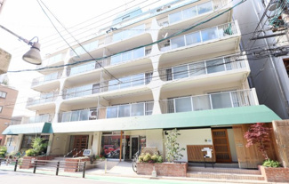 【外観】 | 赤坂駅まで徒歩5分。天神へのアクセスが良いのはもちろん、舞鶴公園も近いので都会の便利さと緑豊かな環境の両方を楽しめるぜいたくな立地です！ もちろん、各種生活施設は周辺に充実しています