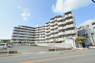 【外観】 | 2階のお部屋ですが階下は駐車場なので、足音等を気にしなくて良いため子育て世代にもおススメです！角住戸でもあるため独立性が高く、開放感のある生活を楽しんでいただけますよ♪