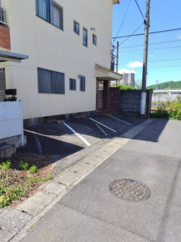 ５８７６８　岐阜市一松道事業用アパートの駐車場